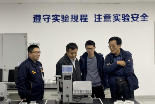 江西耐普礦機(jī)股份有限公司董事長(zhǎng)鄭昊一行到訪青島黑貓研究院進(jìn)行考察。這次考察旨在加強(qiáng)雙方合作，探討新的合作領(lǐng)域，為產(chǎn)業(yè)技術(shù)革新和高質(zhì)量發(fā)展提供更好的支持。