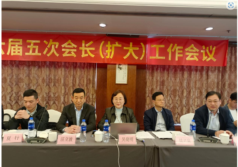 在會(huì)議的征求意見環(huán)節(jié)，大家暢所欲言、統(tǒng)一思想，分享了各自企業(yè)當(dāng)前的情況，并就企業(yè)創(chuàng)新求發(fā)展、練好內(nèi)功、多元化經(jīng)營模式等方面提出了各自的想法和建議。大家也就協(xié)會(huì)下步工作計(jì)劃、企業(yè)的需求、難題等展開討論，積極為行業(yè)發(fā)展建言獻(xiàn)策，達(dá)成了共識(shí)，并進(jìn)一步明確了協(xié)會(huì)下步的工作思路。