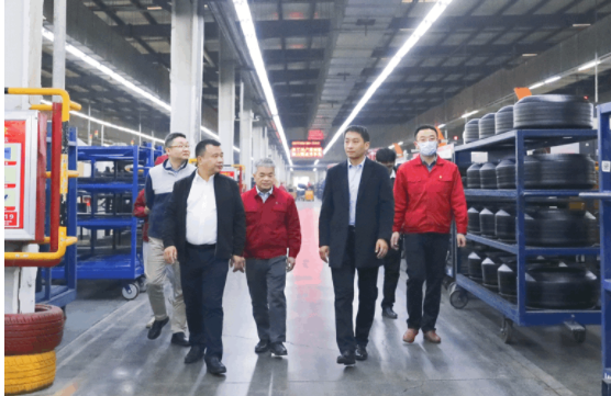 除了參觀棗礦橡膠公司，曹限東還深入全鋼八億橡膠和半鋼豐源輪胎實地交流，了解了生產(chǎn)組織、現(xiàn)場定置、設(shè)備運行、員工面貌、物流發(fā)貨等。