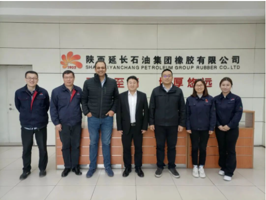 陜西延長石油西北橡膠有限公司于3月18日接待了來自南美的客戶一行兩人。本次交流座談會上，公司總經(jīng)理張航偉、營銷總監(jiān)王國強、外貿(mào)部副部長李丹以及相關(guān)人員參加了會議。
