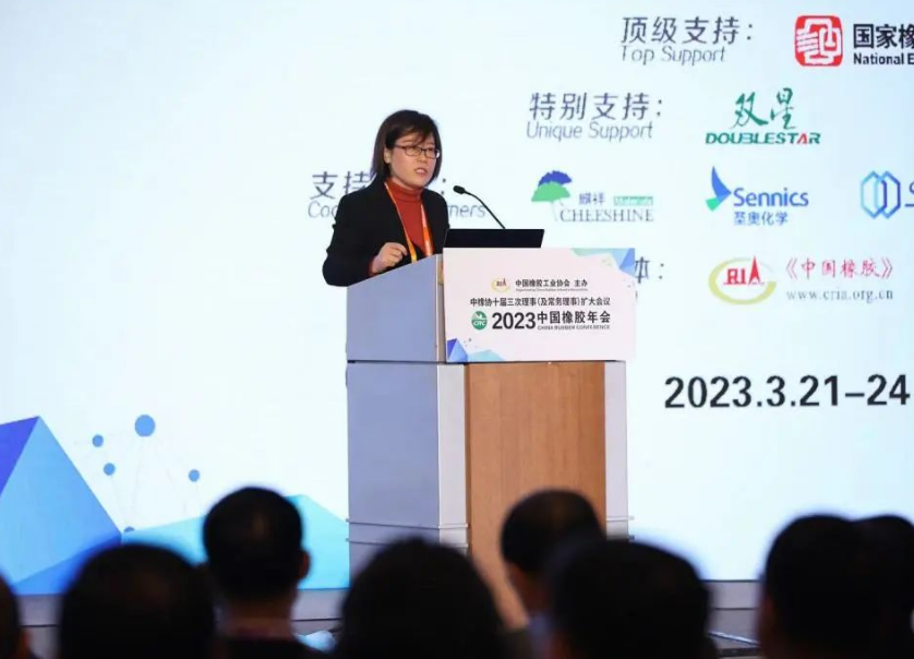 會(huì)議伊始，中國橡膠工業(yè)協(xié)會(huì)會(huì)長徐文英做了2022年中國橡膠工業(yè)協(xié)會(huì)工作匯報(bào)及2023年工作計(jì)劃。徐文英表示，2022年，協(xié)會(huì)持續(xù)服務(wù)企業(yè)，解決行業(yè)難點(diǎn)問題，做好企業(yè)與政府的溝通橋梁，并加強(qiáng)協(xié)會(huì)內(nèi)部自身建設(shè)。2023年，基礎(chǔ)工作之外，協(xié)會(huì)還將積極組織海外考察，推動(dòng)雙碳目標(biāo)實(shí)施，推動(dòng)行業(yè)評(píng)價(jià)體系制定等。徐文英還呼吁要改變觀念，從數(shù)量規(guī)模效益轉(zhuǎn)往質(zhì)量發(fā)展，期待行業(yè)打破邊界，積極跨界協(xié)同，實(shí)現(xiàn)共生共榮。
