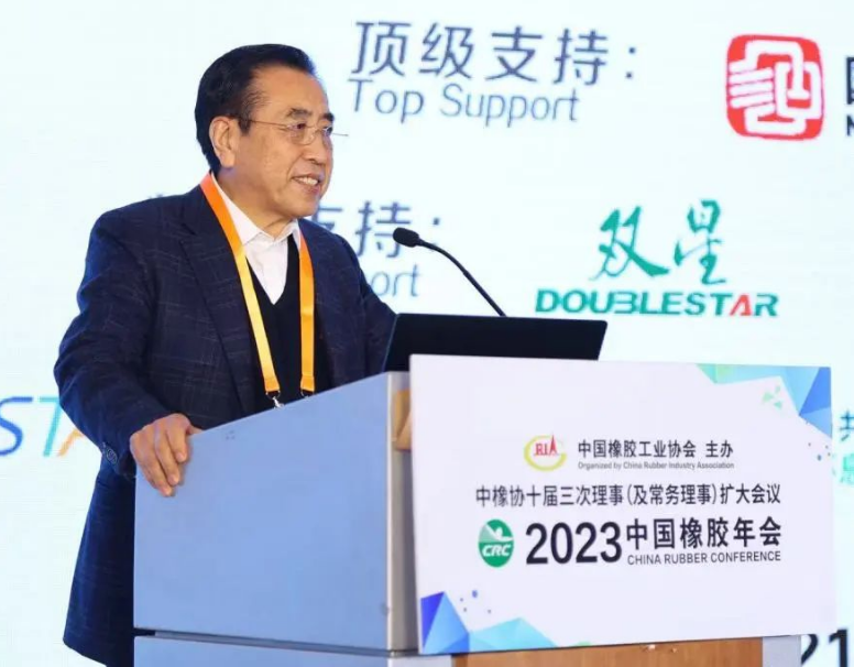 中國橡膠工業(yè)協(xié)會(huì)高級(jí)副會(huì)長、主席團(tuán)企業(yè)執(zhí)行主席國家橡膠與輪胎工程技術(shù)研究中心主任，賽輪集團(tuán)股份有限公司黨委書記、名譽(yù)董事長袁仲雪做大會(huì)主旨發(fā)言。袁仲雪認(rèn)為，在國際市場矛盾突出的復(fù)雜環(huán)境下，企業(yè)應(yīng)在不確定環(huán)境下，做好確定的事情。對此，企業(yè)應(yīng)抓好科技創(chuàng)新、生產(chǎn)工藝創(chuàng)新、智能化/無人化創(chuàng)新、節(jié)能環(huán)保創(chuàng)新、服務(wù)用戶創(chuàng)新、人才培養(yǎng)創(chuàng)新，以此推動(dòng)自身高質(zhì)量發(fā)展。