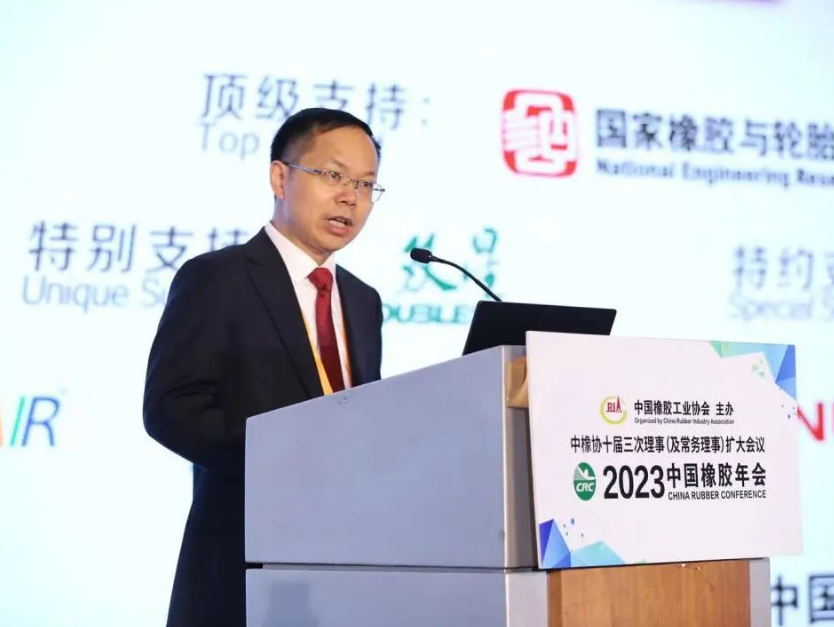 隨后，中國橡膠工業(yè)協(xié)會(huì)副會(huì)長兼秘書長雷昌純分享了2022年中國橡膠行業(yè)經(jīng)濟(jì)運(yùn)行情況及2023年形勢展望。2022年中國橡膠制品行業(yè)規(guī)上企業(yè)4037家，產(chǎn)業(yè)規(guī)模持續(xù)擴(kuò)大，利潤率逐漸下滑。2022年橡膠行業(yè)出口交貨值繼續(xù)實(shí)現(xiàn)強(qiáng)勁增長，但增幅有所回落，出口率(值)創(chuàng)出新高，全年保持在高位運(yùn)行。展望2023年，中橡協(xié)輪胎分會(huì)預(yù)測，輪胎銷售收入和盈利情況可能會(huì)有顯著提升，產(chǎn)業(yè)集中度也會(huì)進(jìn)一步提高。