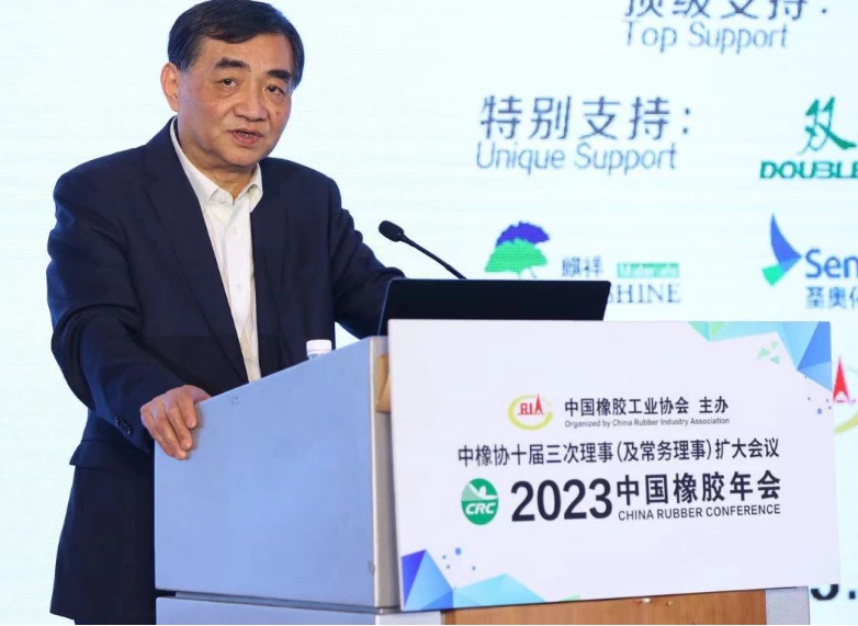 中策橡膠集團(tuán)股份有限公司董事長、中國橡膠工業(yè)協(xié)會(huì)高級(jí)副會(huì)長沈金榮對2023年中國橡膠行業(yè)形勢進(jìn)行了分析，并解讀了當(dāng)前所面臨的難點(diǎn)熱點(diǎn)問題。他指出，中國制造業(yè)由于環(huán)保支出及生產(chǎn)成本的提升，以及天膠關(guān)稅問題遲遲沒有解決，正在喪失“中國制造”的優(yōu)勢。他強(qiáng)調(diào)，中國產(chǎn)業(yè)鏈配套最完整，生態(tài)環(huán)境已經(jīng)發(fā)生了重大變化，從業(yè)者們只能加倍努力，以正面變化沖消負(fù)面因素。