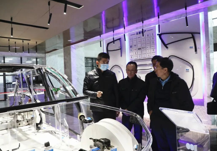 吳衛(wèi)東博士一行先后參觀了建新總部產(chǎn)品展廳，試驗(yàn)中心(CNAS認(rèn)可試驗(yàn)室)，膠管公司，減震、高分子、密封條梅橋工廠，實(shí)地考察建新的自動化生產(chǎn)線、智能化生產(chǎn)設(shè)備、橡膠原材料存儲環(huán)境、Audit匹配室及產(chǎn)品的生產(chǎn)工藝和流程等。期待建新繼續(xù)在汽車零部件領(lǐng)域深耕，聚焦主業(yè)實(shí)業(yè)，打造成為世界級科研領(lǐng)先的智能生態(tài)系統(tǒng)優(yōu)質(zhì)服務(wù)平臺。