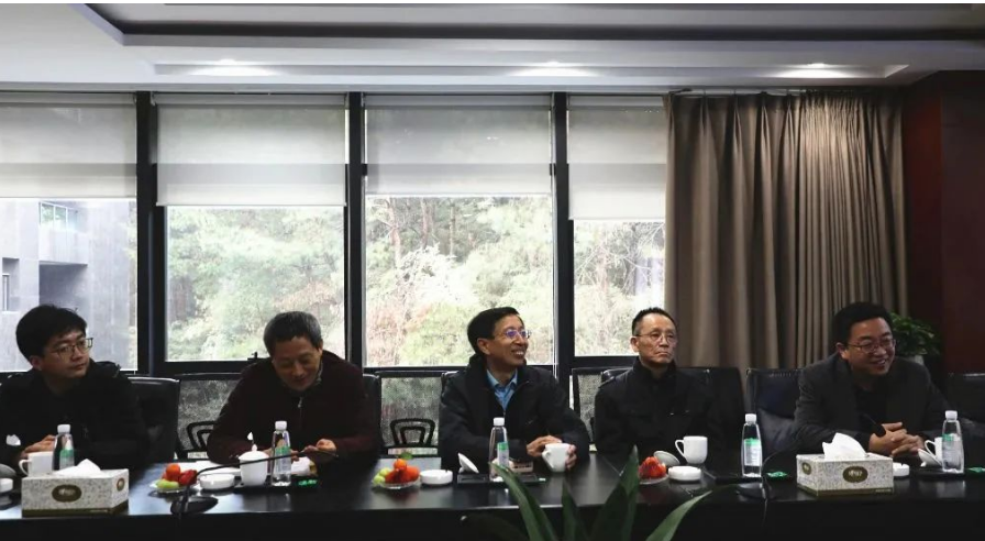 建新工會主席陳春學(xué)表示，建新與高校的產(chǎn)學(xué)研合作項(xiàng)目融洽且取得良好成效，希望后續(xù)與北化的科研團(tuán)隊(duì)進(jìn)行深入合作。借助科研團(tuán)隊(duì)力量，使建新橡膠材料在配方、性能與新材料應(yīng)用等方面進(jìn)一步突破與創(chuàng)新，加速推動企業(yè)研發(fā)生產(chǎn)能力再上新臺階，進(jìn)一步提升行業(yè)核心競爭力。