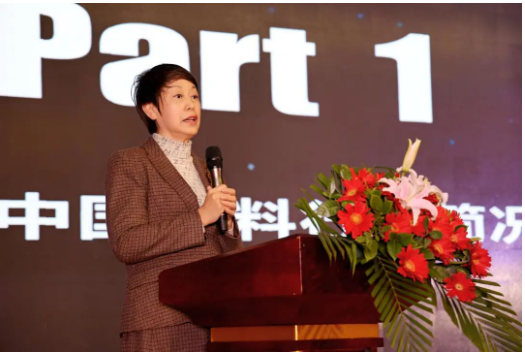 在演講中，孫蓮英呼吁行業(yè)同仁緊抓政策落地，將國家發(fā)展宏偉藍圖轉(zhuǎn)為企業(yè)施工圖，集中力量推動高質(zhì)量發(fā)展。她強調(diào)，調(diào)查研究是謀事之基、成事之道，企業(yè)應多調(diào)查、多研究，持續(xù)加強產(chǎn)品創(chuàng)新以及品牌建設。同時，面對多級挑戰(zhàn)和疫情對經(jīng)濟的影響，企業(yè)可以以“穩(wěn)字當頭、穩(wěn)中求進，宏觀政策、擴大需求、改革創(chuàng)新、防范化解風險”為基本方針。
