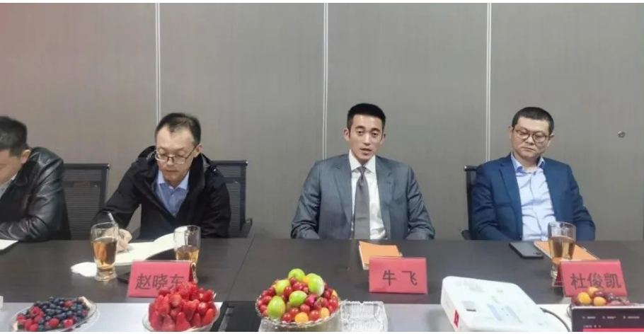 在張緒艮的陪同下，牛飛一行參觀了企業(yè)輪胎倉庫及辦公樓。隨后，雙方在會議室，進行有關(guān)座談交流。