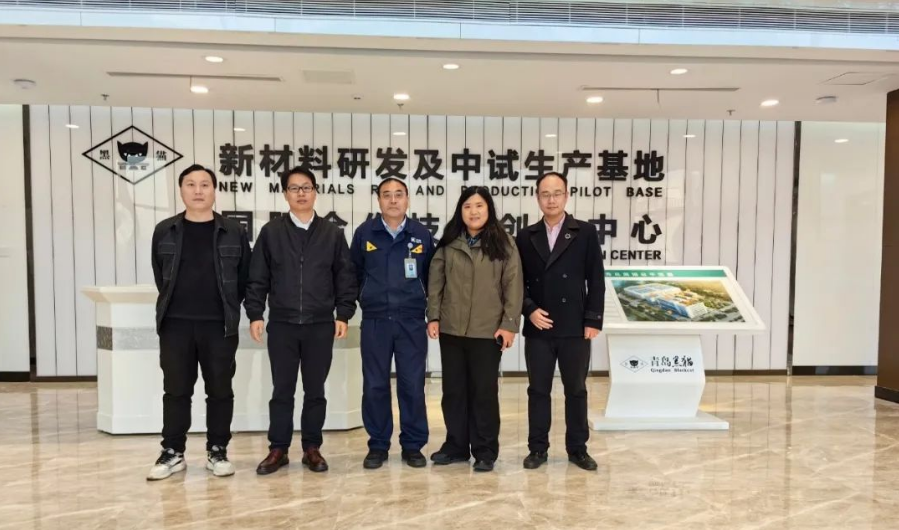 近日，玲瓏輪胎橡膠研究總院副院長郭建平、配方設(shè)計部主任李彥果及材料開發(fā)部的相關(guān)專家一行到青島黑貓開展技術(shù)交流。青島黑貓黨支部書記、總經(jīng)理王宏及相關(guān)研發(fā)團隊人員陪同。