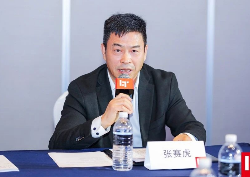 在大會(huì)G20領(lǐng)袖峰會(huì)上，薩馳智能高級(jí)副總裁張賽虎發(fā)表重要演講，向參會(huì)的領(lǐng)導(dǎo)和同仁分享了薩馳智能在智能產(chǎn)線、智慧工廠一站式整體解決方案和服務(wù)方面積累的經(jīng)驗(yàn)，以及未來的發(fā)展方向和思路。他強(qiáng)調(diào)，薩馳智能將始終堅(jiān)持創(chuàng)新驅(qū)動(dòng)戰(zhàn)略，聚焦高端核心裝備制造、高效供應(yīng)鏈和優(yōu)質(zhì)客戶服務(wù)的數(shù)字化智能產(chǎn)線高質(zhì)量發(fā)展戰(zhàn)略，為更多行業(yè)的企業(yè)邁向數(shù)智物流、實(shí)現(xiàn)數(shù)字化轉(zhuǎn)型提供更好的服務(wù)。