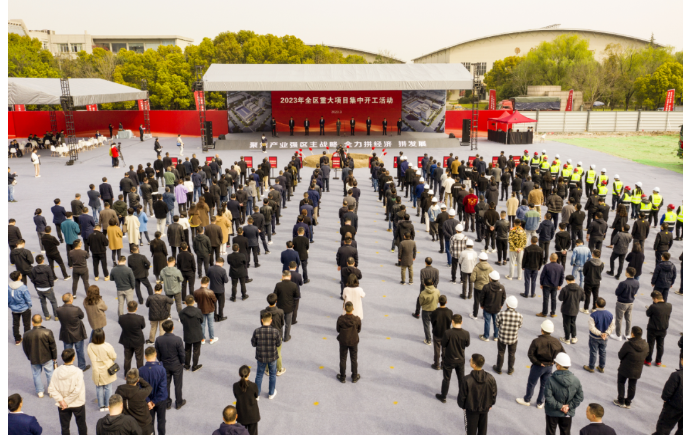 近日，富陽舉行了2023年全區(qū)重大項目集中開工活動。區(qū)委書記吳玉鳳宣布“2023年全區(qū)重大項目集中開工”。區(qū)領導謝漸升、徐林亮、張霖、何獻忠、許玉鈞、趙驪中參加了開工儀式。