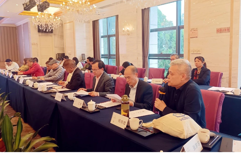 與會理事們就如何為會員企業(yè)賦能、增強會員凝聚力、辦好商會等議題提出了許多一針見血的意見，形成了多個優(yōu)質的實施方案，就商會建設方面達成共識。