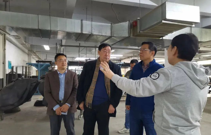 在二樓大廳，大家共同觀看了輪胎翻新宣傳片以及智能管理系統(tǒng)視頻資料。張秀麗詳細(xì)為李會(huì)長一行介紹了智能管理系統(tǒng)的目的以及各項(xiàng)功能等。接著，大家共同參觀了鄭州萬通輪胎文化園，并參觀了翻新研發(fā)室。張秀麗詳細(xì)講解了輪胎的價(jià)值，稱一條輪胎完磨后只能發(fā)揮出30%的價(jià)值，其余70%的價(jià)值在于胎體。萬通采用普利司通的多次翻新工藝，翻新胎的胎面膠使用里程可達(dá)25到30萬公里，同樣具有普利司通新胎的性能。張秀麗表示，翻新和智能管理系統(tǒng)項(xiàng)目符合當(dāng)代的創(chuàng)新趨勢(shì)，是發(fā)展循環(huán)經(jīng)濟(jì)綠色經(jīng)濟(jì)，可有效降低車輛事故，實(shí)現(xiàn)數(shù)字化轉(zhuǎn)型。
