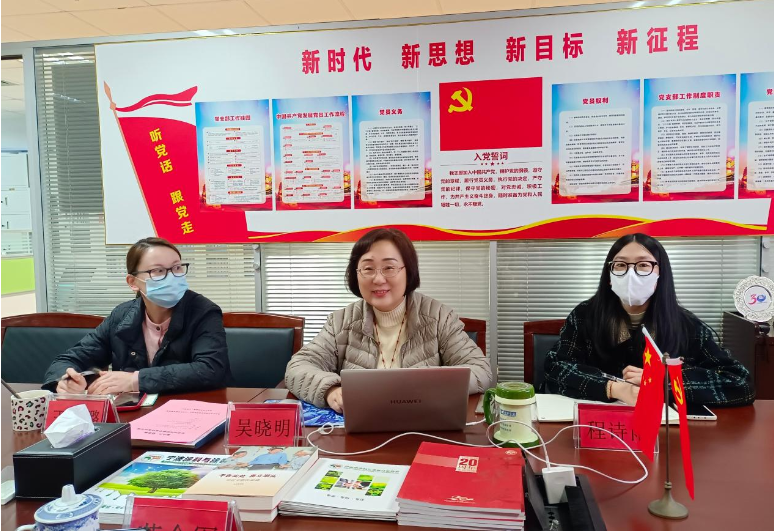 吳曉明秘書長以PPT的形式對寧波涂料行業(yè)現(xiàn)狀，協(xié)會(huì)秘書處精細(xì)化管理、如何通過“協(xié)會(huì)服務(wù)平臺(tái)”精準(zhǔn)對接服務(wù)企業(yè)、團(tuán)體標(biāo)準(zhǔn)工作等內(nèi)容作了介紹和分享，使河南涂協(xié)一行對協(xié)會(huì)及寧波涂料行業(yè)的發(fā)展進(jìn)行了直觀和深入的了解。