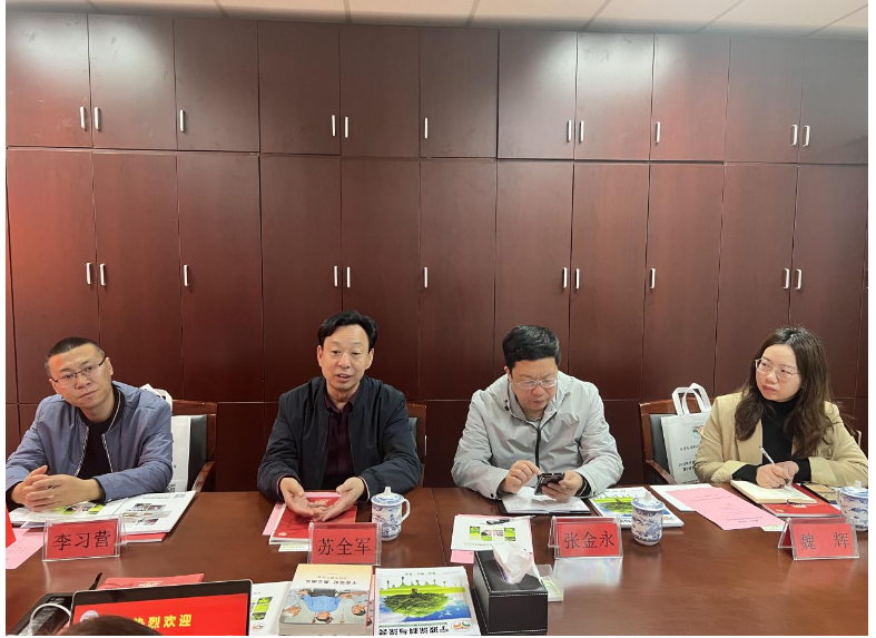 河南涂協(xié)蘇全軍秘書長首先對吳曉明秘書長將自身從事協(xié)會(huì)多年的工作經(jīng)驗(yàn)傾囊相授表示感謝，尤其是對平臺(tái)賦能企業(yè)發(fā)展、精準(zhǔn)服務(wù)企業(yè)、內(nèi)部精細(xì)化管理、黨建工作等方面作了重點(diǎn)介紹深有感受，寧波涂協(xié)務(wù)實(shí)接地氣，在服務(wù)上真正設(shè)身處地的為會(huì)員企業(yè)著想!寧波涂協(xié)的這些工作成績和經(jīng)驗(yàn)得到河南涂協(xié)一行一致認(rèn)同。