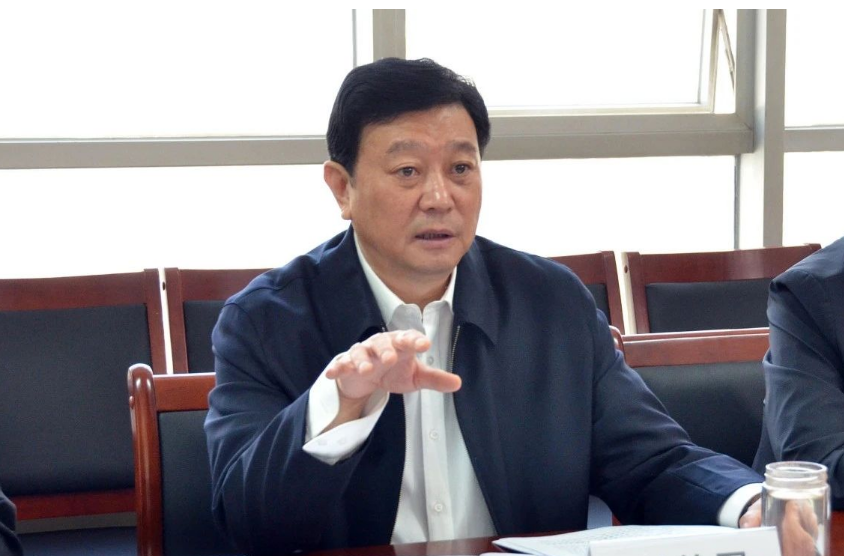 劉普軍會(huì)長(zhǎng)首先對(duì)李玉俊副市長(zhǎng)一行的來(lái)訪表示熱烈歡迎。他指出，中國(guó)涂料行業(yè)堅(jiān)定正確的政治方向，全面貫徹新發(fā)展理念，加快構(gòu)建新發(fā)展格局。目前中國(guó)涂料產(chǎn)業(yè)的發(fā)展布局尚不均衡，長(zhǎng)三角、珠三角地區(qū)相對(duì)成熟，東北地區(qū)還有待開(kāi)發(fā)。中國(guó)涂料工業(yè)協(xié)會(huì)將會(huì)大力支持牡丹江涂料產(chǎn)業(yè)的崛起，助力推動(dòng)牡丹江乃至東北地區(qū)的經(jīng)濟(jì)發(fā)展。相信東北地區(qū)一定會(huì)在各級(jí)黨委、政府的領(lǐng)導(dǎo)下，砥礪前行、重現(xiàn)輝煌。