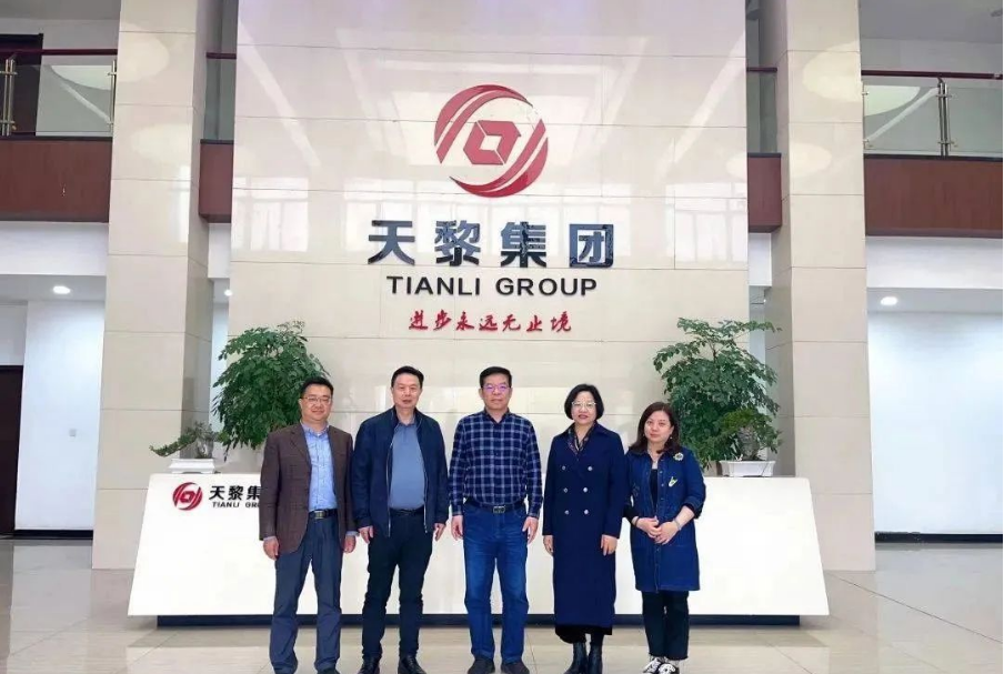 在交流中，李會(huì)長(zhǎng)強(qiáng)調(diào)，這次協(xié)會(huì)走基層，訪實(shí)情，共發(fā)力的調(diào)研活動(dòng)到武漢華中強(qiáng)化輪胎公司后感觸頗深，感謝華中強(qiáng)化輪胎公司為協(xié)會(huì)和市場(chǎng)輪胎循環(huán)利用作出的努力和貢獻(xiàn)。