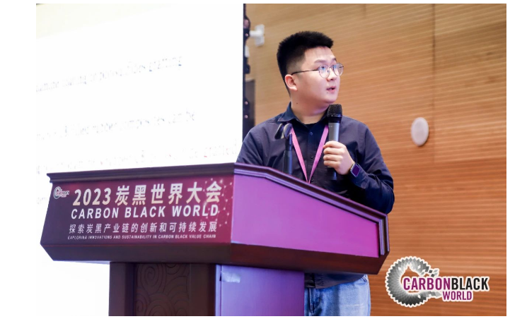 華南理工大學(xué)材料科學(xué)與工程學(xué)院郭寶春教授團(tuán)隊(duì)汪冬博士，受院長郭寶春委托，作了題為《橡膠/炭黑納米復(fù)合材料的界面調(diào)控與性能研究》的報(bào)告，報(bào)告介紹了通過界面調(diào)控改善炭黑在橡膠基體分散，提高界面相互作用的各種新方法和相關(guān)的機(jī)理，旨在制備出高性能兼具低滯后的橡膠/炭黑復(fù)合材料。