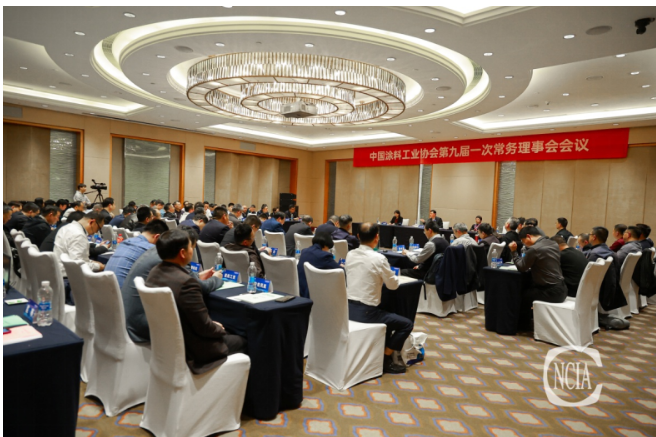 劉普軍會長指出，中國涂料工業(yè)協(xié)會常務理事會應具有榮譽感、責任感和自豪感，并強調(diào)，常務理事單位要帶頭執(zhí)行協(xié)會章程，帶頭執(zhí)行行規(guī)行約，要做企業(yè)發(fā)展的示范者，做行業(yè)發(fā)展的引領者，要維護行業(yè)整體利益，樹立行業(yè)良好形象。