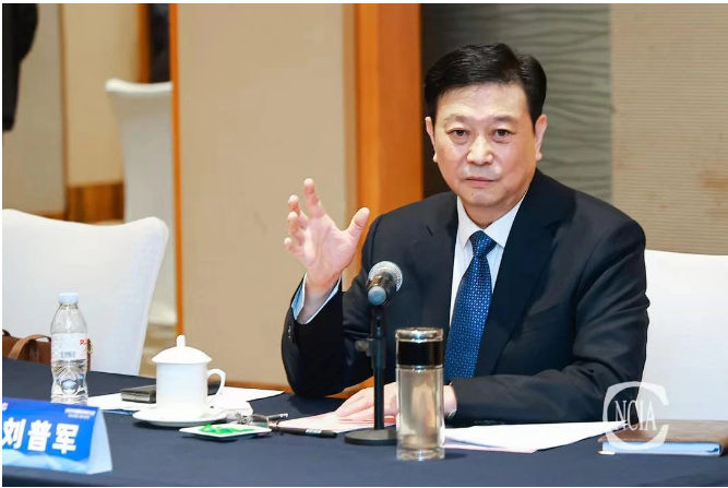 劉普軍會(huì)長(zhǎng)主持會(huì)議并講話。劉普軍會(huì)長(zhǎng)在講話中首先代表中國(guó)涂料工業(yè)協(xié)會(huì)和大會(huì)組委會(huì)，對(duì)各位政府領(lǐng)導(dǎo)和企業(yè)家們的到來(lái)表示熱烈歡迎。并表示本次大會(huì)是中國(guó)涂料工業(yè)協(xié)會(huì)新一屆領(lǐng)導(dǎo)集體當(dāng)選后的第一次國(guó)際性大會(huì)，意義重大。劉普軍會(huì)長(zhǎng)表示，新一屆領(lǐng)導(dǎo)集體將堅(jiān)持正確的政治方向，引領(lǐng)中國(guó)涂料行業(yè)，時(shí)刻聚焦涂料屆的時(shí)與勢(shì)、危與機(jī)，帶領(lǐng)涂料行業(yè)沿著正確的政治方向前進(jìn)。