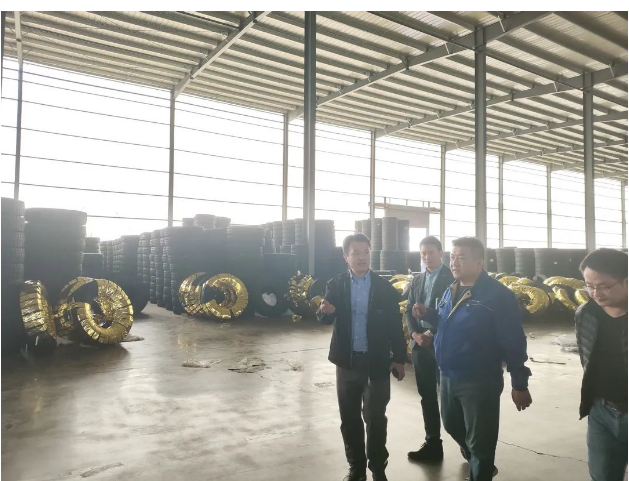 張永彬、余欣海深入兩家輪胎工廠，詳細(xì)了解實(shí)際運(yùn)行情況。