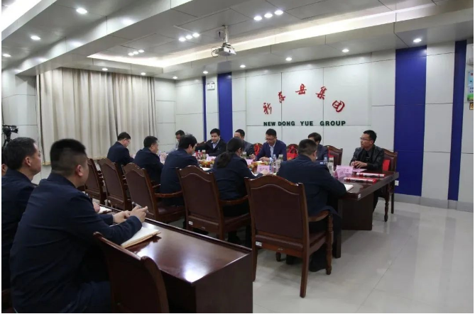 在隨后舉行的座談會上，集團(tuán)黨委書記、董事長李勇熱情會見了來訪的青島大學(xué)專家學(xué)者，并與谷正教授、李群教授等人進(jìn)行了親切交談。同時，殷峰就公司發(fā)展歷程、產(chǎn)品制造與銷售、獲得榮譽(yù)以及項目開展情況，軒召民就公司技術(shù)中心、技術(shù)研發(fā)與產(chǎn)品開發(fā)等情況分別向青島大學(xué)專家學(xué)者做了詳細(xì)介紹。