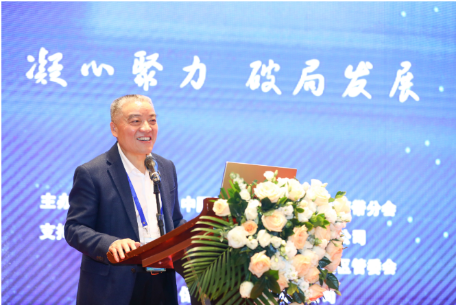 膠管膠帶分會(huì)第十屆理事會(huì)理事長、無錫寶通科技股份有限公司董事長包志方向大會(huì)作了《直面當(dāng)前嚴(yán)峻形勢 凝心聚力 破局發(fā)展》的報(bào)告。他指出，過去一年，膠管膠帶行業(yè)整體表現(xiàn)不佳，實(shí)現(xiàn)利潤降幅明顯，但隨著國內(nèi)經(jīng)濟(jì)逐步復(fù)蘇，行業(yè)發(fā)展有望持續(xù)回升。他希望全行業(yè)能凝聚共識、匯聚力量，共同應(yīng)對挑戰(zhàn)，實(shí)現(xiàn)破局發(fā)展。