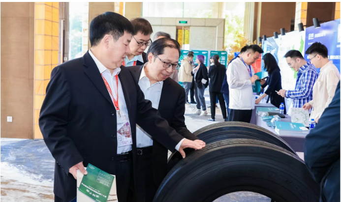 大會(huì)論壇期間，還舉行2022-2023 年度城市物流發(fā)展創(chuàng)新成果、創(chuàng)新產(chǎn)品以及優(yōu)秀案例發(fā)布，邀請(qǐng)國內(nèi)行業(yè)內(nèi)媒體、專家就創(chuàng)新成果和優(yōu)秀產(chǎn)品案例等內(nèi)容舉行發(fā)布活動(dòng)。貴州輪胎憑借過硬的產(chǎn)品品質(zhì)、專家組調(diào)研以及用戶反饋，榮獲該殊榮。