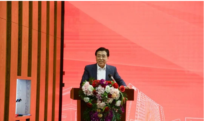 袁仲雪認真聽取了工作情況匯報，并對國橡中心后續(xù)的科技創(chuàng)新和人才培養(yǎng)工作進行了部署。