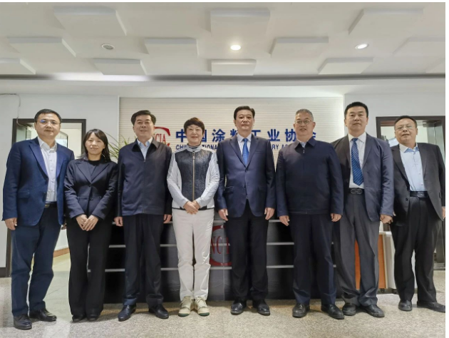 此次會議還邀請了中國涂料工業(yè)協(xié)會駐會副會長丁艷梅、秘書長劉杰、副秘書長趙中國、工會主席張瑋航，濮陽市人大常委會工業(yè)園區(qū)工作委員會主任孫連仲，濮陽市人大常委會工業(yè)園區(qū)工作委員會辦公室主任張志杰參加。大家就涂料產(chǎn)業(yè)在濮陽市的發(fā)展方向、升級建設(shè)、可持續(xù)發(fā)展等問題進行了深入交流，共同推動涂料產(chǎn)業(yè)在濮陽市的高質(zhì)量發(fā)展。