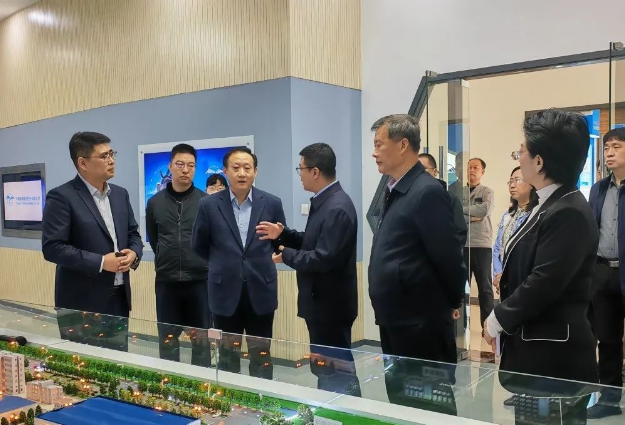 張國盛副主任一行參觀了集團(tuán)公司文化展廳和產(chǎn)品展廳，了解了鵬翎集團(tuán)在企業(yè)文化、產(chǎn)品研發(fā)方面取得的成就和創(chuàng)新。此外，張國盛副主任對集團(tuán)公司在區(qū)域合作方面取得的進(jìn)展和成績給予了肯定和贊揚(yáng)，并希望集團(tuán)公司在未來繼續(xù)發(fā)揮引領(lǐng)作用，為濱海新區(qū)乃至京津冀地區(qū)的蓬勃發(fā)展貢獻(xiàn)力量。