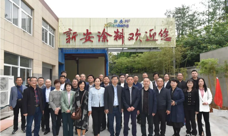 趙新建會(huì)長(zhǎng)作會(huì)議總結(jié)發(fā)言，表示我省建筑涂料企業(yè)應(yīng)在提升品牌特色服務(wù)和立足本地上多下功夫，力爭(zhēng)企業(yè)長(zhǎng)久發(fā)展，并就各位理事提出的意見(jiàn)和建議作了充分的解答和講解，會(huì)議取得圓滿成功。