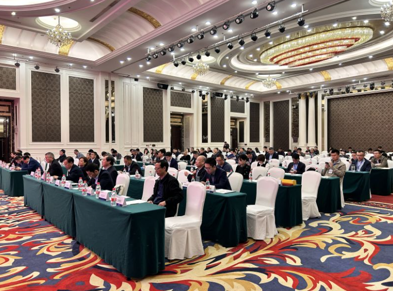 近日，江蘇省涂料行業(yè)協(xié)會(huì)年會(huì)在句容碧桂園鳳凰城酒店舉行，本次年會(huì)的主題為“突破自我，穩(wěn)步創(chuàng)新”。會(huì)議邀請(qǐng)了近百家涂料企業(yè)和200余位行業(yè)嘉賓參加，共同探討江蘇省涂料行業(yè)的發(fā)展方向和未來(lái)的發(fā)展計(jì)劃。