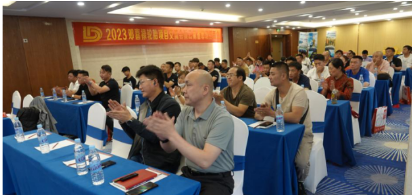 鄧喜祿COO張浩洋表示，當(dāng)前市場形勢下，消費者更傾向于選擇運營維度大、經(jīng)營項目一體化、一站式服務(wù)的商家。此外，易損汽配與輪胎一體化是趨勢，鄧喜祿輪胎項目能為易損件經(jīng)銷商帶來優(yōu)勢，選擇鄧喜祿將是最正確的選擇。鄧喜祿輪胎以三個關(guān)鍵詞——安全、節(jié)能、環(huán)保來提高輪胎質(zhì)量，并將全面進入云南市場。