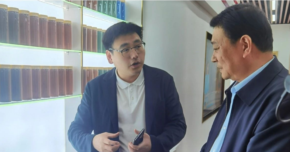 在座談會結(jié)束后，劉會長在單淼總經(jīng)理的陪同下參觀了宇星科技的展示廳和智能示范車間。宇星科技作為高端氧化鐵制造商，近年來在高端涂料應用方面取得了突破，推出了一系列創(chuàng)新產(chǎn)品，包括高著色強度氧化鐵、低吸油量氧化鐵和易分散氧化鐵。這些成果離不開宇星科技與江南大學等高校的緊密合作。宇星科技始終強調(diào)科技創(chuàng)新的重要性，與高校開展產(chǎn)學研合作，加強原創(chuàng)性和引領性科技攻關，促進科技成果的轉(zhuǎn)化和產(chǎn)業(yè)化水平的提高。