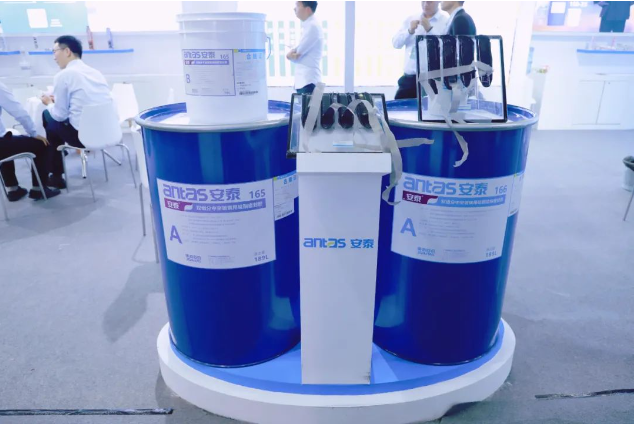 集泰股份的展位熱鬧非凡，吸引了中國建筑玻璃與工業(yè)玻璃協(xié)會領導以及來自武漢、河南、廣東、山東、四川、重慶等多省市的參觀團隊的到訪。他們與集泰股份工程產(chǎn)品銷售部的領導進行了深入交流和詳細參觀。
