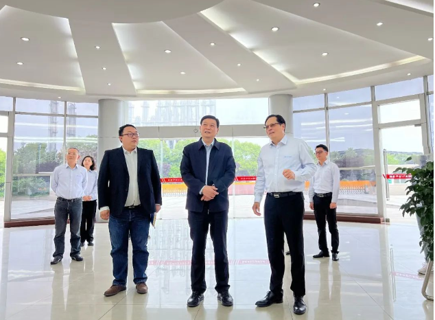 長(zhǎng)江涂料公司熱烈歡迎了中國(guó)涂料工業(yè)協(xié)會(huì)會(huì)長(zhǎng)劉普軍及其隨行領(lǐng)導(dǎo)的到訪。長(zhǎng)江涂料總經(jīng)理張衛(wèi)中代表公司向劉會(huì)長(zhǎng)一行展示了公司的發(fā)展歷程、經(jīng)營(yíng)理念以及在應(yīng)對(duì)各種挑戰(zhàn)方面所采取的措施和方法。