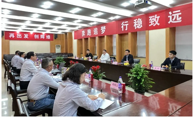 劉普軍會(huì)長(zhǎng)對(duì)長(zhǎng)江涂料公司在綠色轉(zhuǎn)型升級(jí)、高質(zhì)量發(fā)展道路上的努力表示充分肯定和贊許。這次訪問(wèn)為雙方的交流與合作提供了更好的機(jī)遇，也進(jìn)一步推動(dòng)了中國(guó)涂料行業(yè)的發(fā)展。