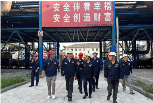 會(huì)議結(jié)束后，盛旺喜一行還實(shí)地考察了濟(jì)寧黑貓公司的黨建活動(dòng)室、炭黑車間、儲(chǔ)運(yùn)中心、動(dòng)力車間和精制車間等地，詳細(xì)了解了生產(chǎn)管理、工藝控制和設(shè)備運(yùn)行等情況。與此同時(shí)，他們還考察了時(shí)聯(lián)黑貓投資項(xiàng)目的運(yùn)營(yíng)情況，并就下一步的工作提出了具體要求。