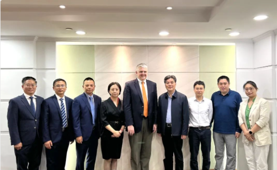 據(jù)了解，會議上還有上海市發(fā)改委能源處、產(chǎn)業(yè)處以及資源節(jié)約和環(huán)境保護(hù)處的相關(guān)領(lǐng)導(dǎo)出席?？ú┨毓靖笨偛?、中國區(qū)董事總經(jīng)理及功能性補(bǔ)強(qiáng)材料中國區(qū)業(yè)務(wù)總監(jiān)王維琤女士、亞太區(qū)制造管理、中國區(qū)企業(yè)事務(wù)以及上海工廠的相關(guān)負(fù)責(zé)人也參加了會議。