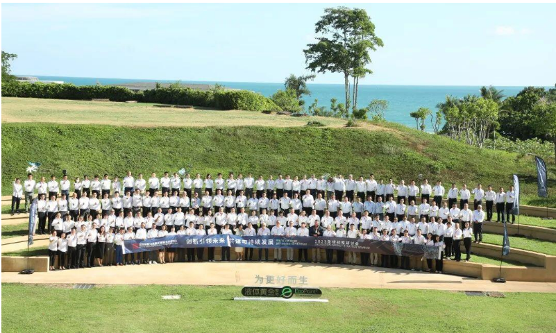 國橡中心2023全球戰(zhàn)略研討會于日前在泰國羅勇成功舉行。會議聚集了國橡中心產(chǎn)業(yè)鏈相關(guān)負責(zé)人，共同探討以創(chuàng)新為動力、促進產(chǎn)業(yè)鏈協(xié)同、實現(xiàn)可持續(xù)發(fā)展的途徑。