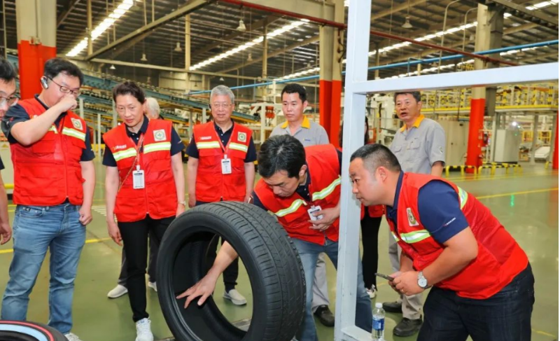會議前，與會人員先后參觀了賽輪柬埔寨工廠和越南生產(chǎn)基地，深入了解了賽輪集團的生產(chǎn)實力和區(qū)域布局。據(jù)了解，在會上，賽輪集團董事長劉燕華總結(jié)了賽輪的獨特優(yōu)勢及其背后的根源，并對企業(yè)未來戰(zhàn)略目標(biāo)的實現(xiàn)路徑進行了規(guī)劃。