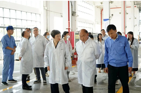最后，與會(huì)代表參觀了黃山新力油墨有限公司的生產(chǎn)車(chē)間，親身了解了企業(yè)的生產(chǎn)情況和技術(shù)實(shí)力。