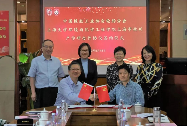 上海大學(xué)&中橡協(xié)輪胎分會(huì)，戰(zhàn)略合作 座談會(huì)上，焦正處長(zhǎng)表示，上海大學(xué)與中國(guó)橡膠工業(yè)協(xié)會(huì)輪胎分會(huì)之間的產(chǎn)學(xué)研深度合作，必將為橡膠行業(yè)帶來(lái)更廣闊的發(fā)展機(jī)遇和更高質(zhì)量的發(fā)展前景。隨后，與會(huì)雙方共同觀看了上海大學(xué)的介紹短片。上海大學(xué)環(huán)化學(xué)院副院長(zhǎng)李莉從學(xué)院的師資隊(duì)伍、研究方向、科研成果等方面介紹了學(xué)院的科研實(shí)力，并對(duì)學(xué)院與中國(guó)橡膠工業(yè)協(xié)會(huì)輪胎分會(huì)共同合作推動(dòng)輪胎行業(yè)的創(chuàng)新發(fā)展表示期待。中策橡膠股份有限公司高級(jí)副總裁張利民介紹了中國(guó)輪胎行業(yè)的現(xiàn)狀和未來(lái)發(fā)展方向，并表示希望高校的學(xué)術(shù)研究?jī)?yōu)勢(shì)和企業(yè)的實(shí)踐經(jīng)驗(yàn)?zāi)軌驗(yàn)檩喬バ袠I(yè)的升級(jí)發(fā)展做出更多貢獻(xiàn)。