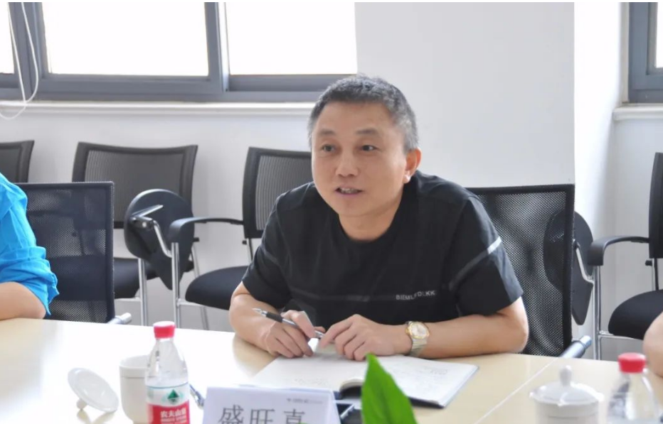 據了解，盛旺喜在座談會上強調，安徽黑貓公司作為黑貓集團首家國有企業(yè)與民營企業(yè)相結合的混合所有制改革的示范樣板企業(yè)，應堅定初心，發(fā)揮重組優(yōu)勢，將兩種機制、兩種觀念相融合，成為混改企業(yè)的典范。他還提到，公司應堅定保留原有民營企業(yè)的管理思路和模式，明確公司定位和產品定位。同時，公司應高度重視技術研發(fā)和產品創(chuàng)新，爭取在行業(yè)標準制定方面占據主導地位。