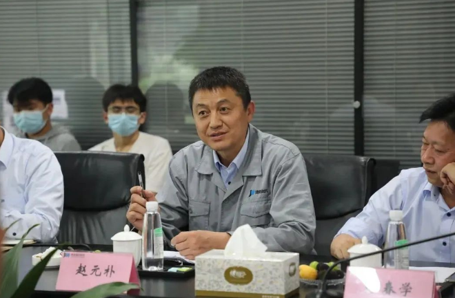 會(huì)議伊始，主持人趙元樸對各位領(lǐng)導(dǎo)、嘉賓的到來表示熱烈歡迎和致以誠摯謝意。他表示，建新博士后工作站以規(guī)范管理、嚴(yán)格要求、勇于創(chuàng)新、追求卓越為宗旨，致力于轎車密封件、減振件、底盤件、金屬及高分子材料等產(chǎn)品的技術(shù)研發(fā)。建新高度重視博士后科研工作站的建設(shè)，以博士后工作站為紐帶，與高校持續(xù)深入開展產(chǎn)學(xué)研合作，有力地推動(dòng)了企業(yè)整體科研水平提高，為企業(yè)的改革創(chuàng)新提供了理論和人才支持。