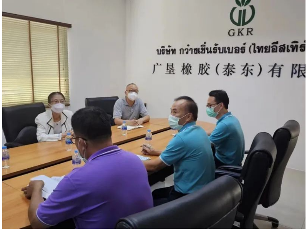 中國駐泰國宋卡總領(lǐng)事吳冬梅近日率領(lǐng)一行到訪廣墾橡膠(泰東)公司，對企業(yè)的經(jīng)營管理和黨建工作進(jìn)行了調(diào)研指導(dǎo)。