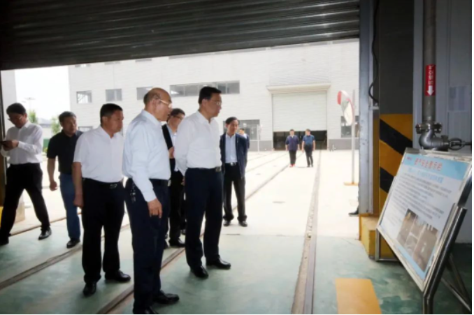 棗莊市委常委、常務(wù)副市長邵士官一行蒞臨正威華能項(xiàng)目進(jìn)行考察。當(dāng)天，邵士官市長與相關(guān)領(lǐng)導(dǎo)一同參觀了正威華能新材料科技有限公司，并詳細(xì)了解了滕州項(xiàng)目的建設(shè)情況和企業(yè)發(fā)展計(jì)劃。