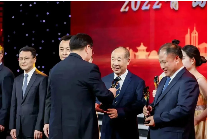 秦慶平在發(fā)布儀式上受到了高度贊揚(yáng)。據(jù)了解，他不忘初心，勇往直前，在逆境中實(shí)現(xiàn)了企業(yè)的高起點(diǎn)發(fā)展。金能化學(xué)(青島)有限公司投資巨資建設(shè)了全球最大的丙烷脫氡基地，奠定了青島在國(guó)內(nèi)碳三產(chǎn)業(yè)鏈的領(lǐng)軍地位。這一舉措為企業(yè)界帶來(lái)了顛覆性的創(chuàng)新，專注于深耕循環(huán)發(fā)展理念，成功開辟了一條與其他企業(yè)不同的綠色低碳、智能安全的發(fā)展路徑。