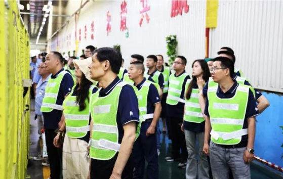 在本次廣西會議中，經(jīng)銷商們還有機會分享他們的市場經(jīng)驗，并參觀了玲瓏輪胎的生產(chǎn)工廠。通過參觀工廠，經(jīng)銷商們了解了輪胎的生產(chǎn)工藝，并通過專業(yè)知識的加強，提升了對輪胎性能的判斷能力，以更好地為市場提供服務(wù)。